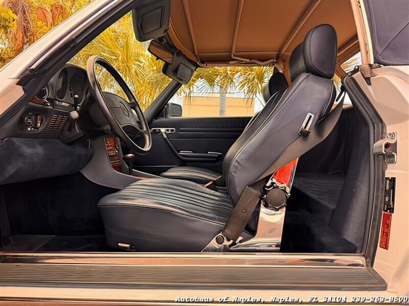 1986 Mercedes-Benz 560-Class 560 SL   - Photo 13 - Naples, FL 34104