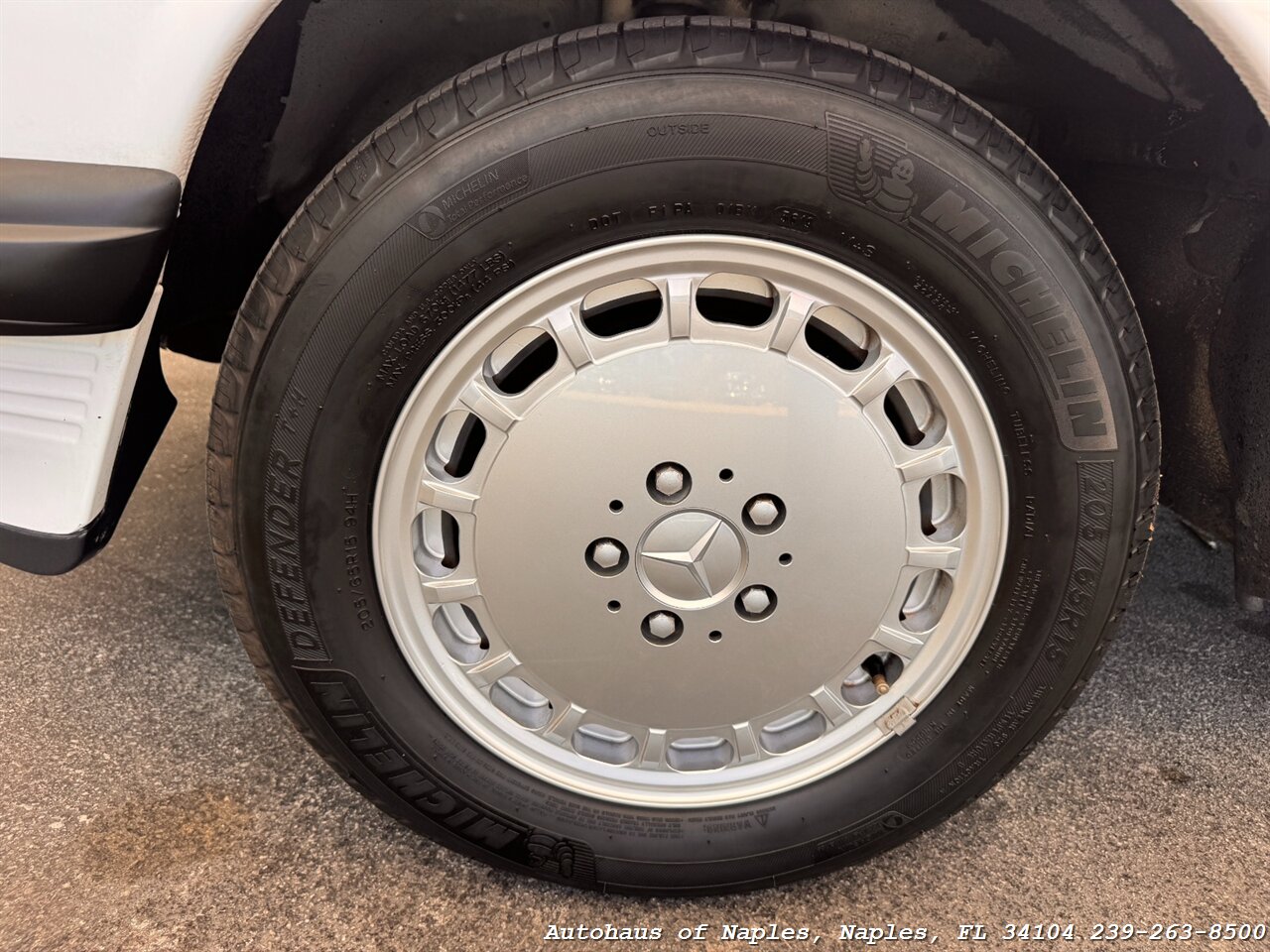 1986 Mercedes-Benz 560-Class 560 SL   - Photo 38 - Naples, FL 34104