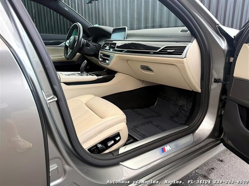 2021 BMW 740i xDrive   - Photo 24 - Naples, FL 34104