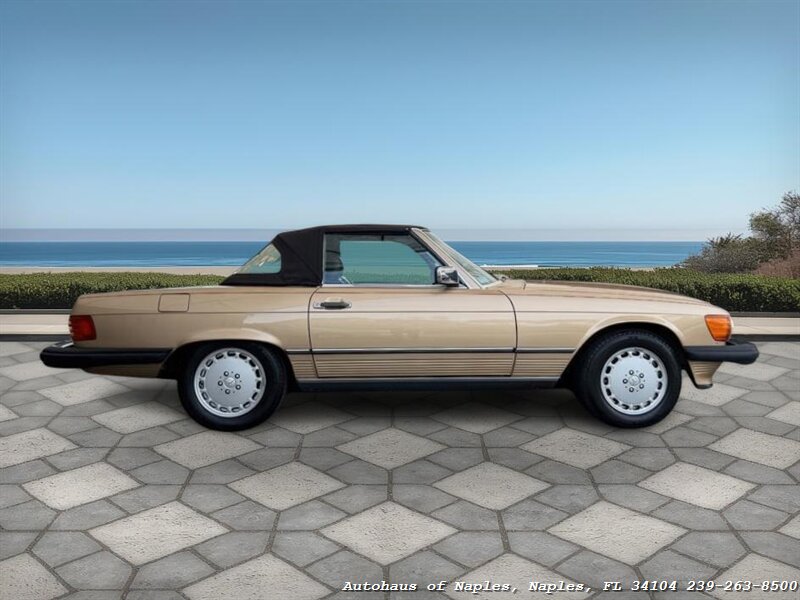 1988 Mercedes-Benz 560 SL   - Photo 13 - Naples, FL 34104