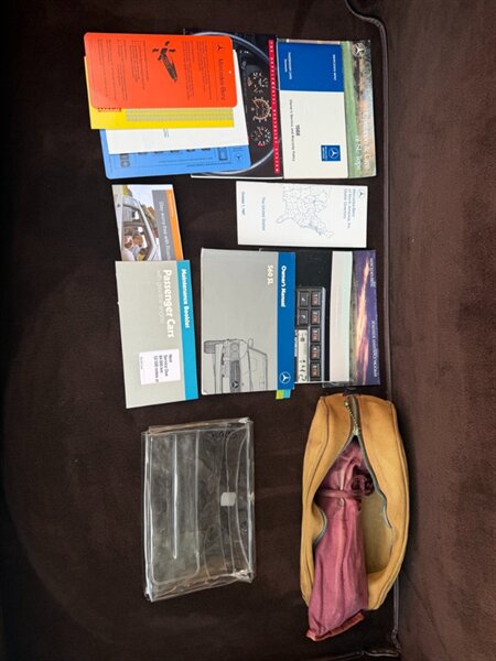 1988 Mercedes-Benz 560 SL   - Photo 25 - Naples, FL 34104