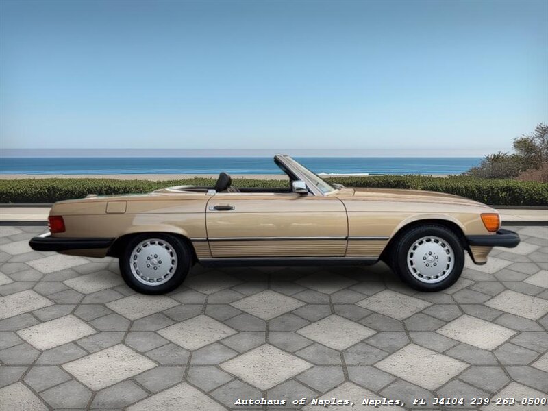 1988 Mercedes-Benz 560 SL   - Photo 11 - Naples, FL 34104