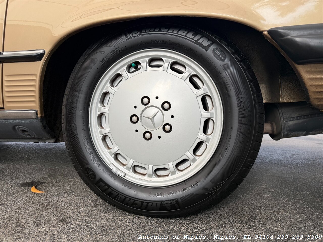 1988 Mercedes-Benz 560 SL   - Photo 43 - Naples, FL 34104