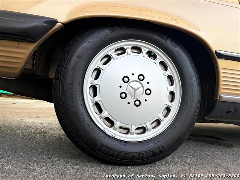 1988 Mercedes-Benz 560 SL   - Photo 45 - Naples, FL 34104