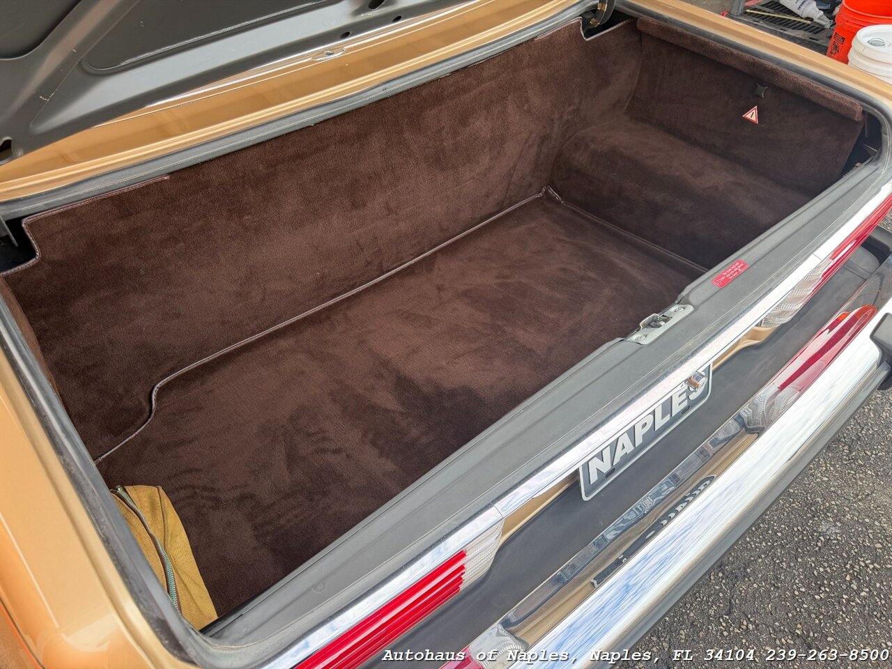 1988 Mercedes-Benz 560 SL   - Photo 27 - Naples, FL 34104