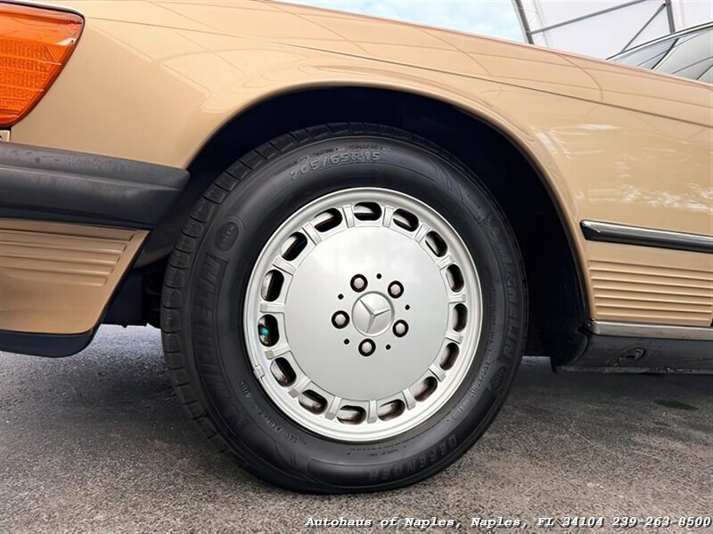 1988 Mercedes-Benz 560 SL   - Photo 42 - Naples, FL 34104