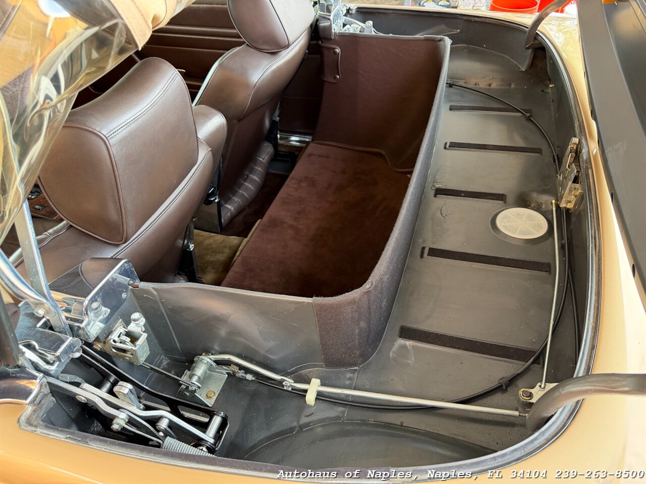 1988 Mercedes-Benz 560 SL   - Photo 24 - Naples, FL 34104