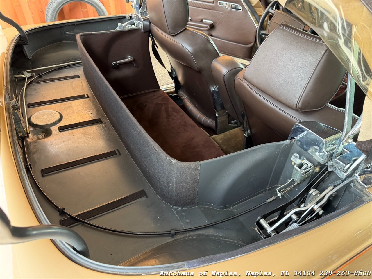 1988 Mercedes-Benz 560 SL   - Photo 23 - Naples, FL 34104