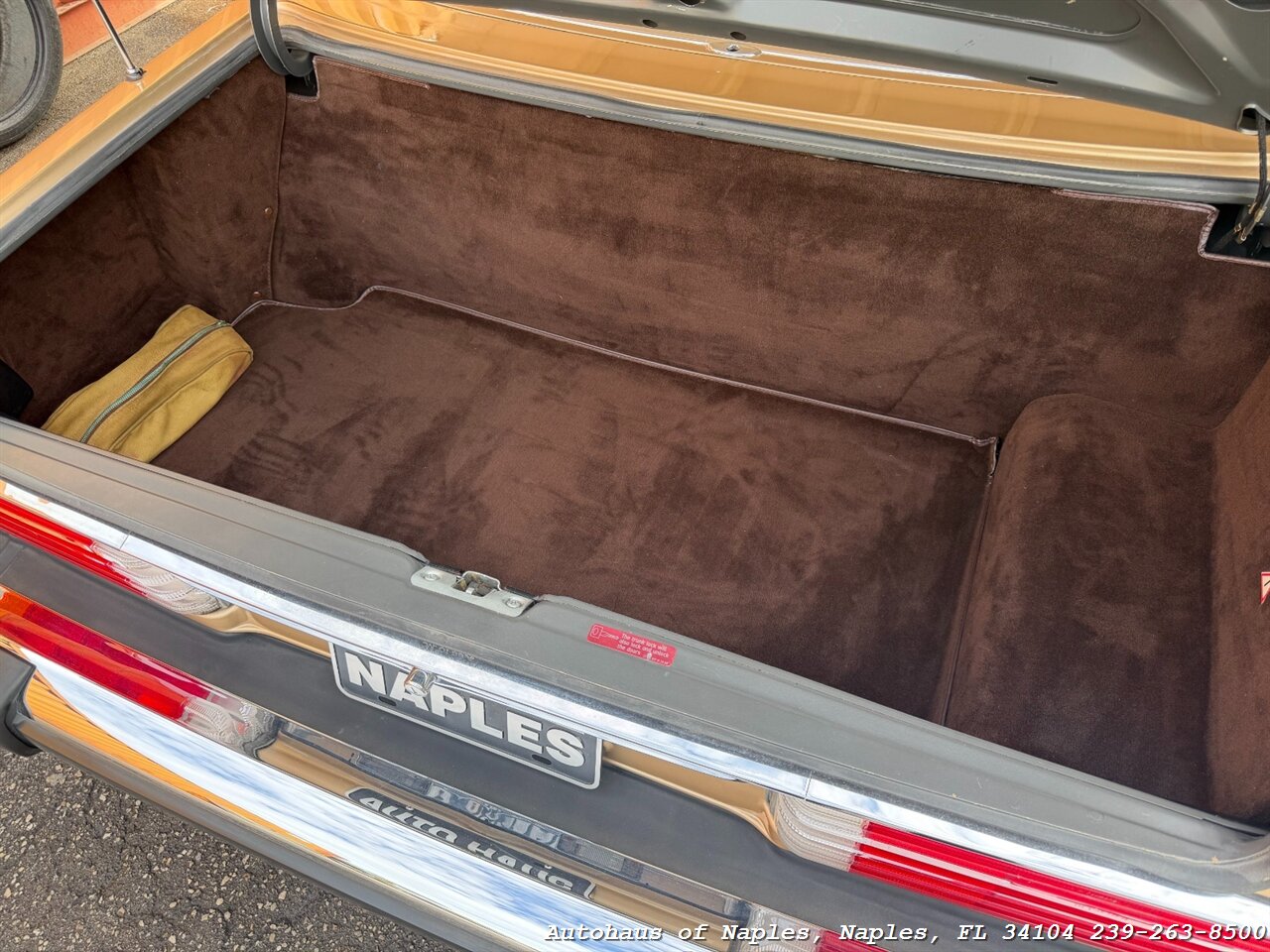 1988 Mercedes-Benz 560 SL   - Photo 26 - Naples, FL 34104