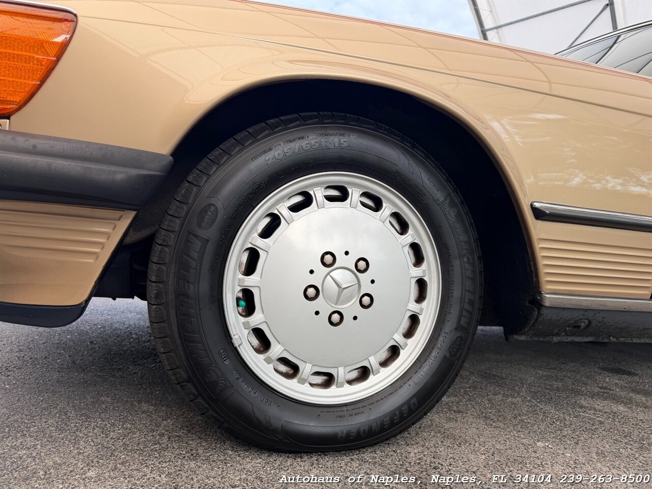 1988 Mercedes-Benz 560 SL   - Photo 42 - Naples, FL 34104