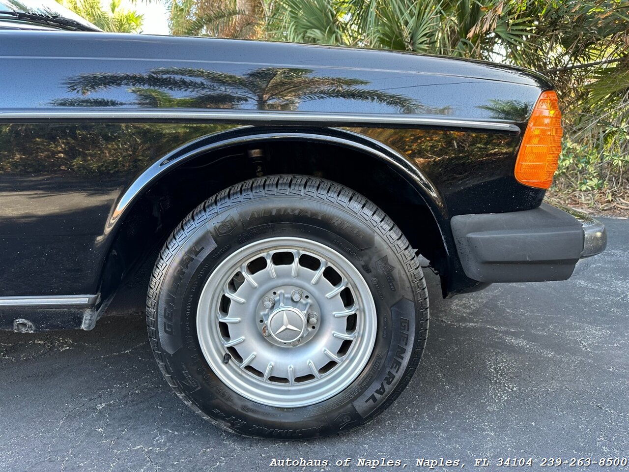 1982 Mercedes-Benz 300 CD   - Photo 22 - Naples, FL 34104