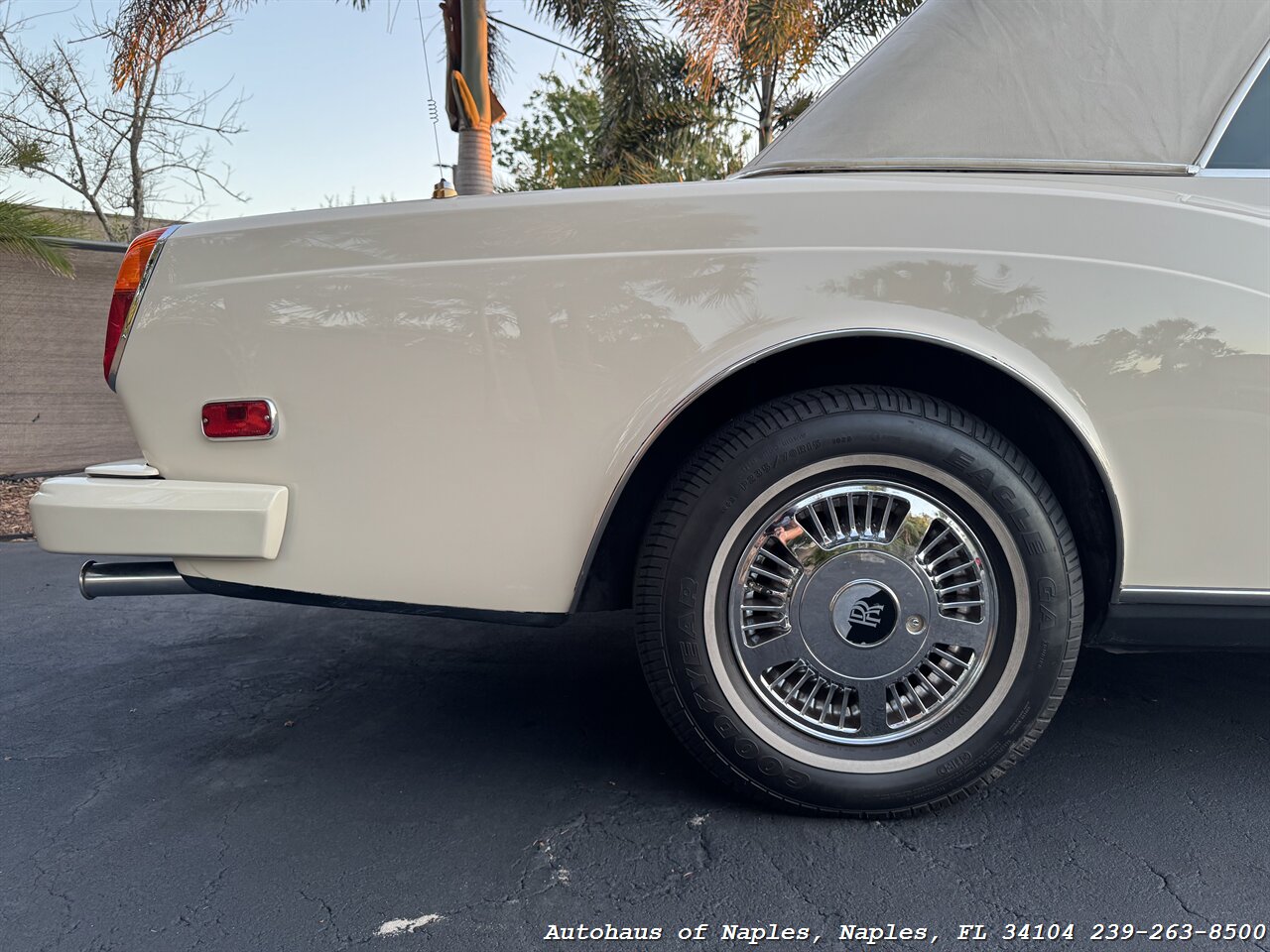1990 Rolls-Royce Corniche III - Photo 24 - Naples, FL 34104