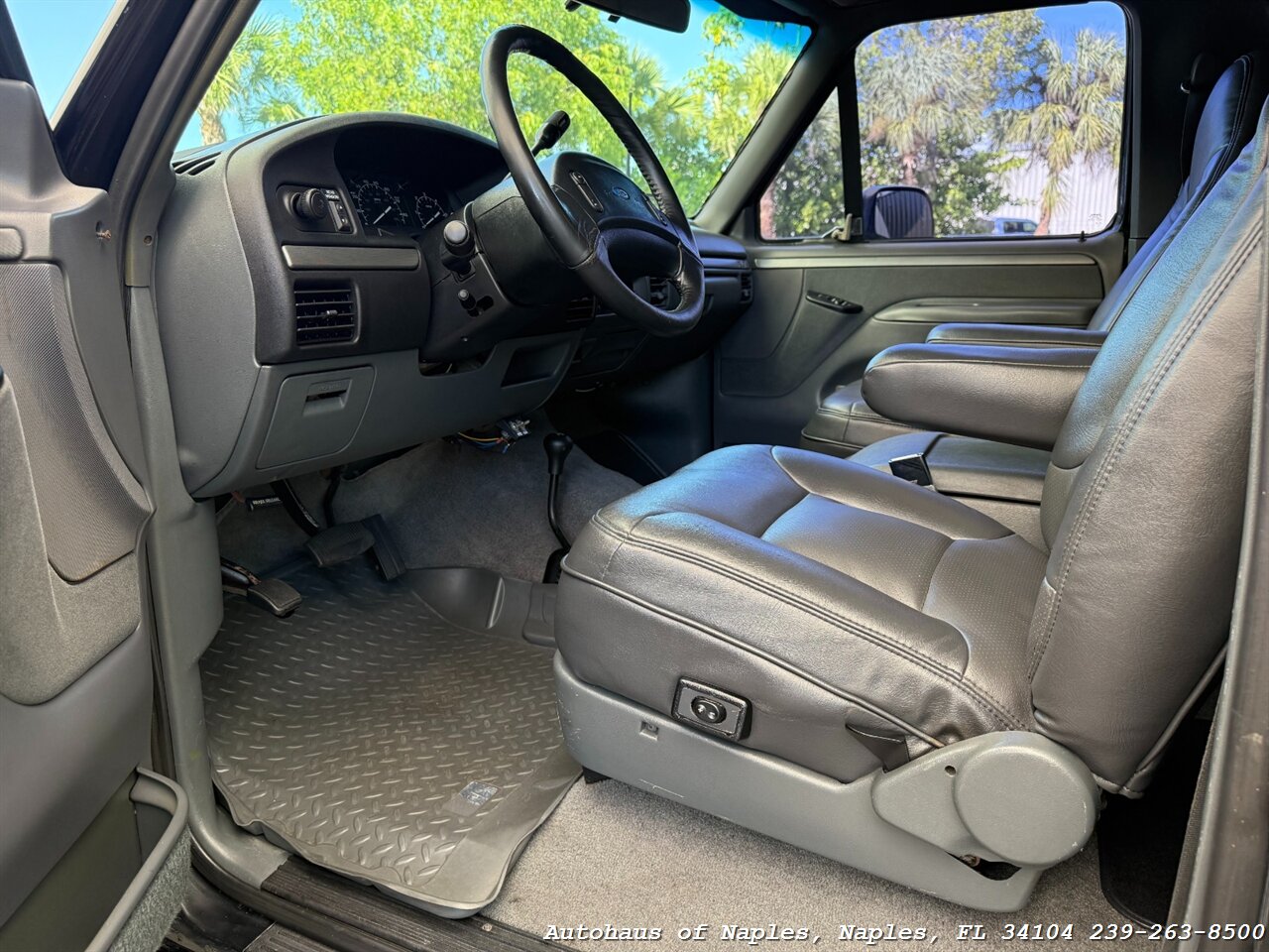 1992 Ford Bronco XLT 2dr XLT   - Photo 23 - Naples, FL 34104