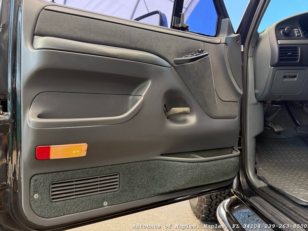 1992 Ford Bronco XLT 2dr XLT   - Photo 26 - Naples, FL 34104