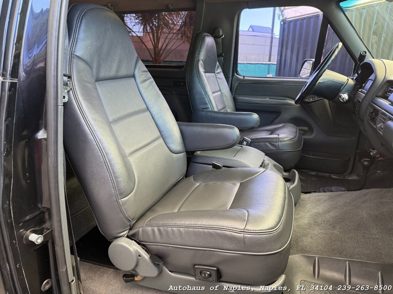 1992 Ford Bronco XLT 2dr XLT   - Photo 31 - Naples, FL 34104