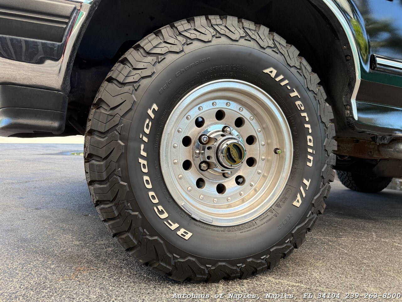 1992 Ford Bronco XLT 2dr XLT   - Photo 13 - Naples, FL 34104