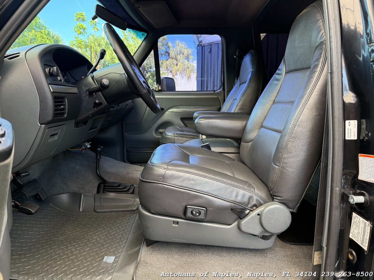 1992 Ford Bronco XLT 2dr XLT   - Photo 24 - Naples, FL 34104