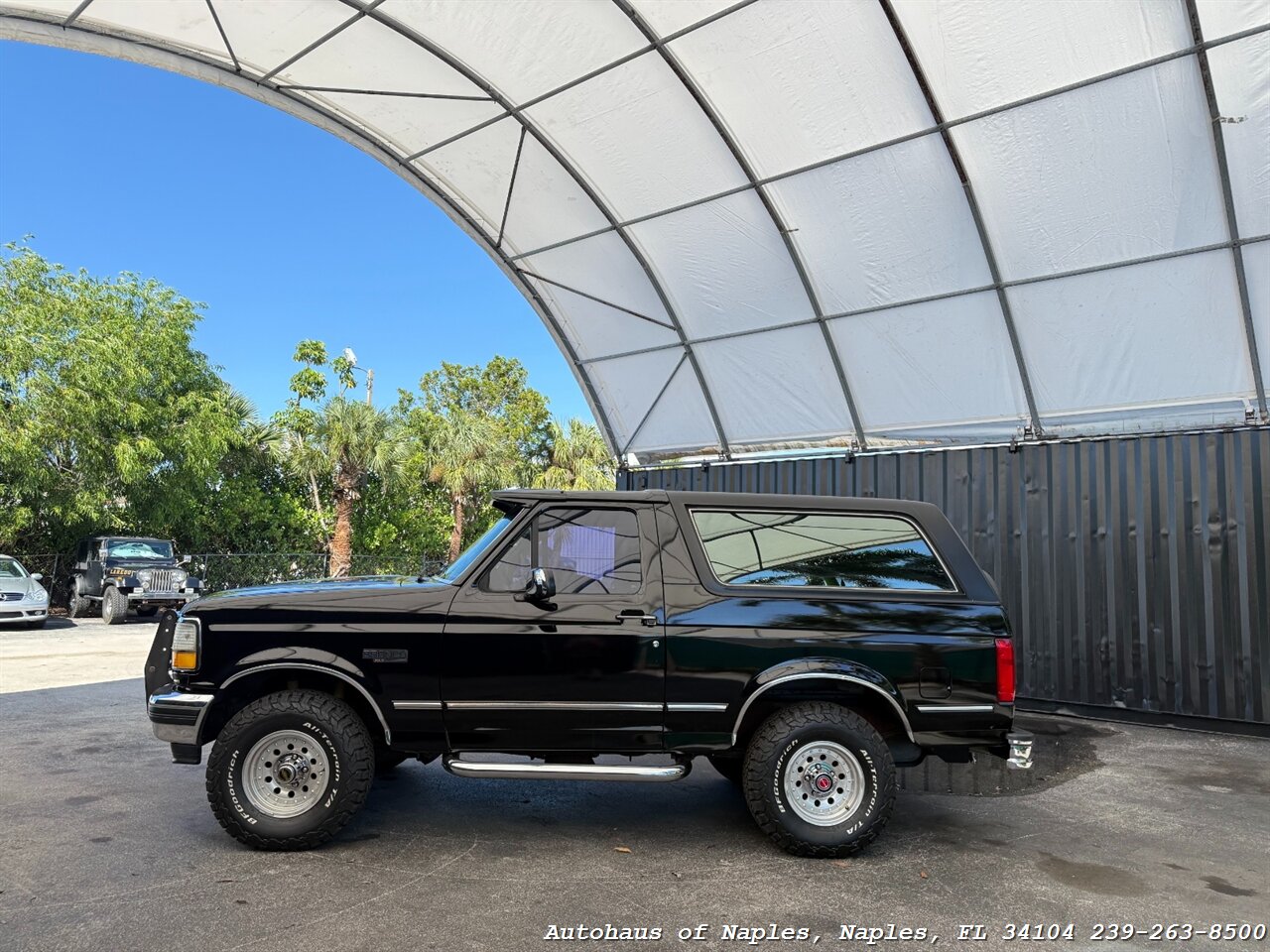1992 Ford Bronco XLT 2dr XLT   - Photo 5 - Naples, FL 34104