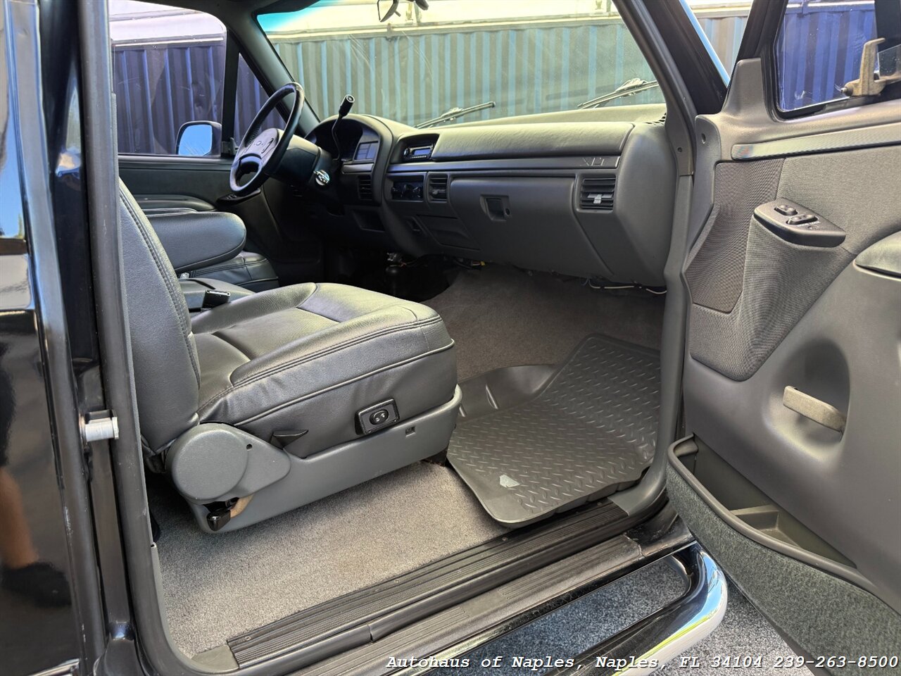 1992 Ford Bronco XLT 2dr XLT   - Photo 29 - Naples, FL 34104