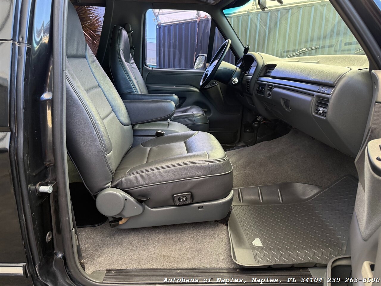 1992 Ford Bronco XLT 2dr XLT   - Photo 30 - Naples, FL 34104
