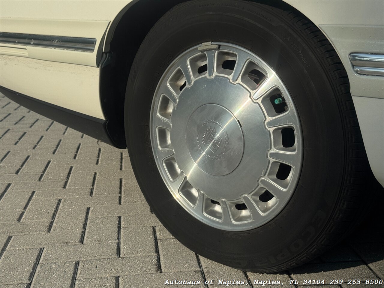 1998 Cadillac DeVille - Photo 32 - Naples, FL 34104