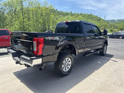 2018 Ford F-250 XLT Crew Cab 4x4 - Photo 4 - Hesston, PA 16647