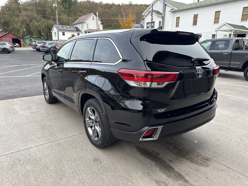 2019 Toyota Highlander Limited Platinum photo 2