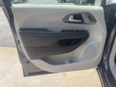 2023 Chrysler Pacifica Touring L   - Photo 22 - Hesston, PA 16647