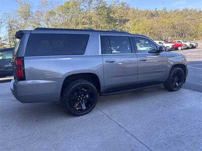 2020 Chevrolet Suburban LT  4x4 - Photo 4 - Hesston, PA 16647