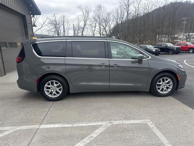 2022 Chrysler Pacifica Touring L - Photo 3 - Hesston, PA 16647