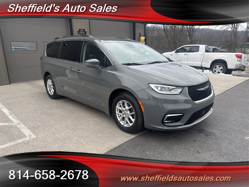 2022 Chrysler Pacifica Touring L's photo