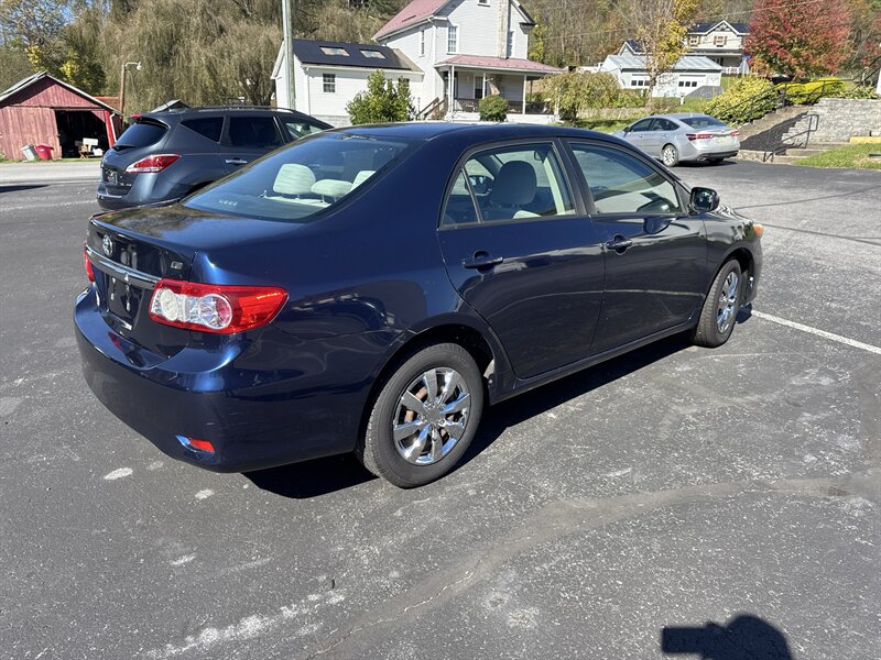2011 Toyota Corolla LE - Photo 3