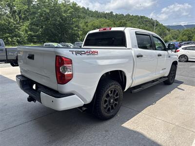 2016 Toyota Tundra SR5  CrewMax 4x4 - Photo 4 - Hesston, PA 16647