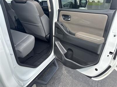 2022 Nissan Frontier SV  Crew Cab 4x4 - Photo 44 - Hesston, PA 16647