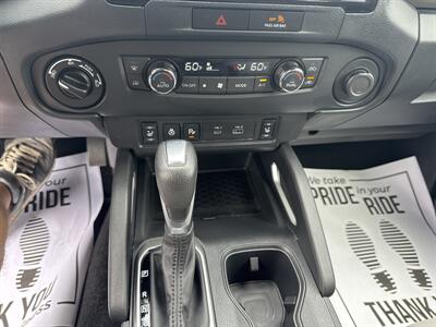 2022 Nissan Frontier SV  Crew Cab 4x4 - Photo 37 - Hesston, PA 16647