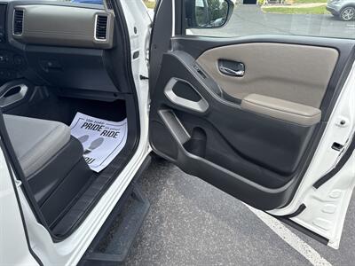 2022 Nissan Frontier SV  Crew Cab 4x4 - Photo 46 - Hesston, PA 16647