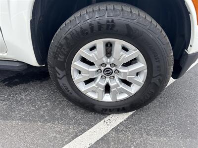 2022 Nissan Frontier SV  Crew Cab 4x4 - Photo 48 - Hesston, PA 16647