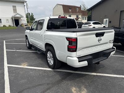 2022 Nissan Frontier SV  Crew Cab 4x4 - Photo 8 - Hesston, PA 16647