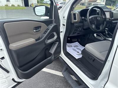 2022 Nissan Frontier SV  Crew Cab 4x4 - Photo 27 - Hesston, PA 16647