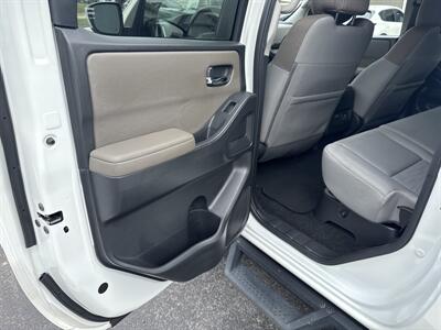 2022 Nissan Frontier SV  Crew Cab 4x4 - Photo 40 - Hesston, PA 16647