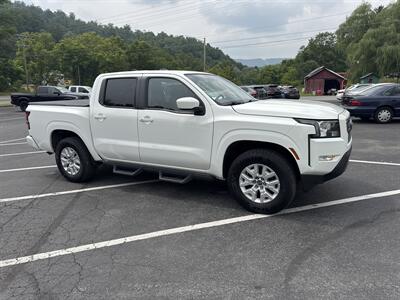 2022 Nissan Frontier SV  Crew Cab 4x4 - Photo 2 - Hesston, PA 16647
