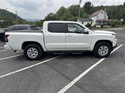 2022 Nissan Frontier SV  Crew Cab 4x4 - Photo 3 - Hesston, PA 16647