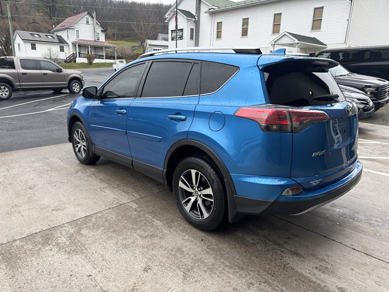 2018 Toyota RAV4 XLE photo 3