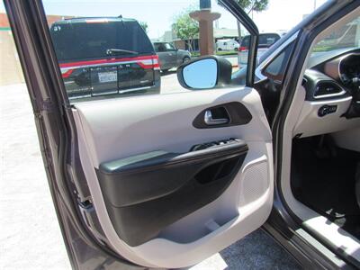 2017 Chrysler Pacifica Touring-L - Photo 6 - Downey, CA 90241