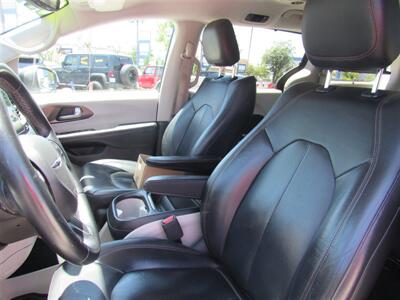2017 Chrysler Pacifica Touring-L - Photo 11 - Downey, CA 90241