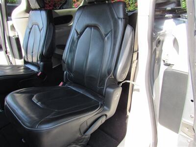 2018 Chrysler Pacifica Limited   - Photo 16 - Downey, CA 90241