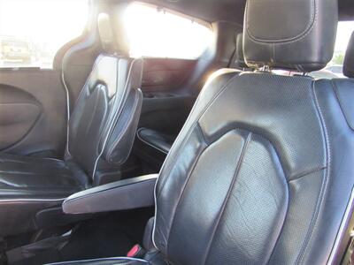 2018 Chrysler Pacifica Limited   - Photo 12 - Downey, CA 90241