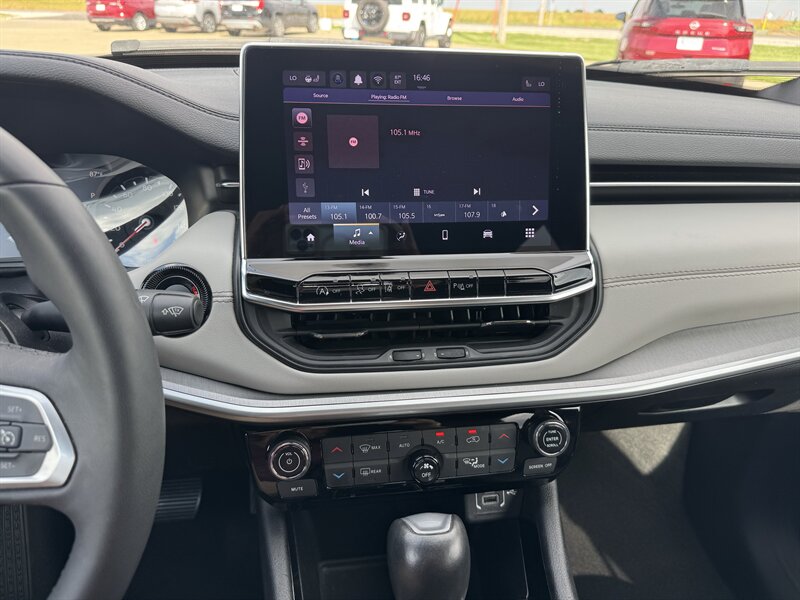 2025 Jeep Compass Limited - Photo 11