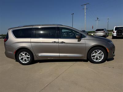 2017 Chrysler Pacifica Touring-L Plus - Photo 6 - Lone Tree, IA 52755