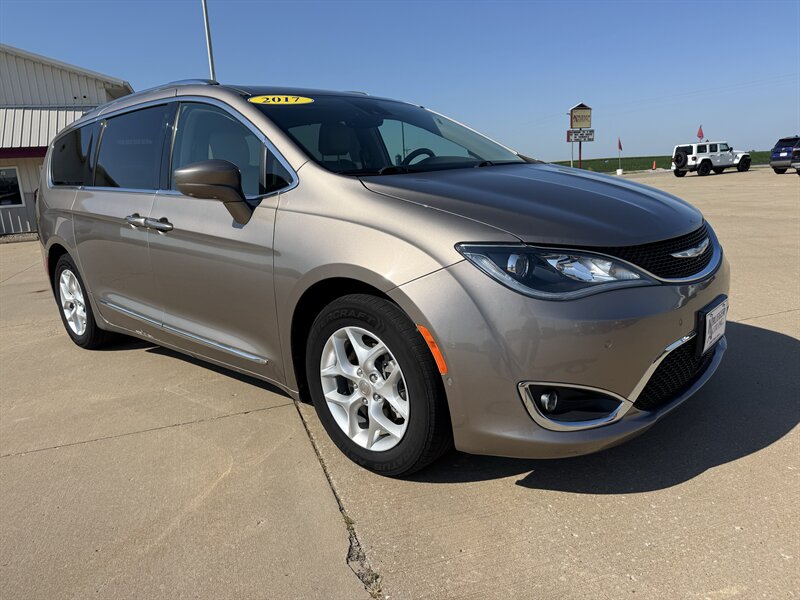 2017 Chrysler Pacifica Touring-L Plus   - Photo 1 - Lone Tree, IA 52755